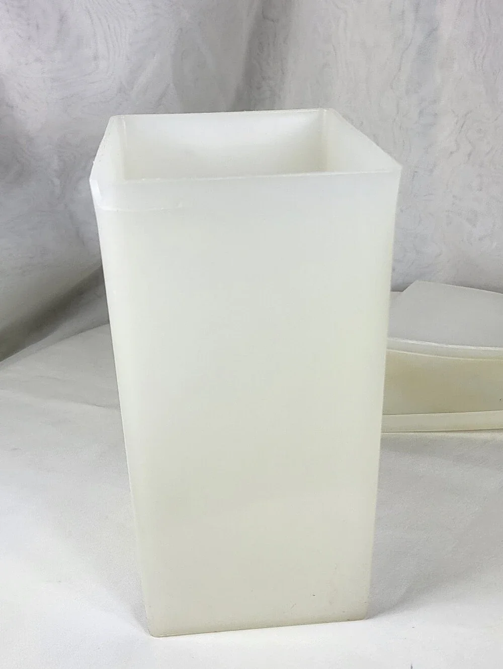Tupperware #484-4 Ice Cream Keeper Freezer Storage Container w Removable Insert